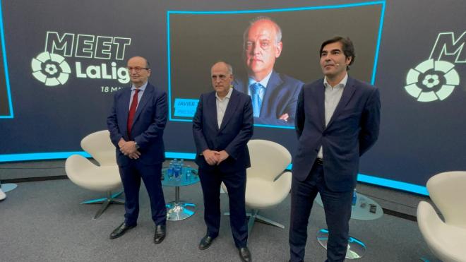 Javier Tebas, junto a Ángel Haro y José Castro en el acto de LaLiga en Sevilla (Foto: Kiko Hurtado).