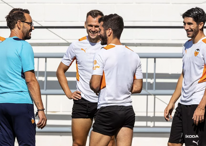 Bordalás charla con los capitanes en un entrenamiento del Valencia CF (Foto: Valencia CF)
