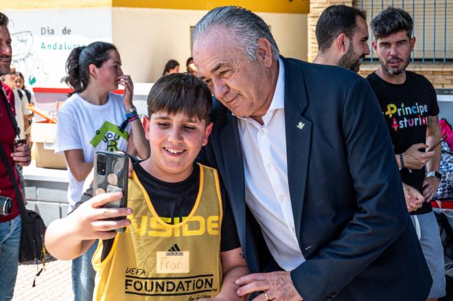 Rafael Gordillo con uno de los niños (foto: RBB).