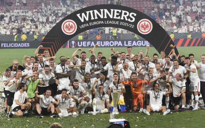Los jugadores del Eintracht de Frankfurt celebran la conquista de la Europa League tras ganar al Rangers en el estadio Ramón Sánchez-Pizjuán.