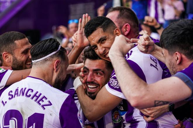 Jawad El Yamiq y otros compañeros, felicitan a Monchu Rodríguez tras su gol a la SD Ponferradina