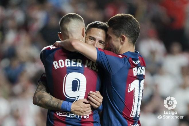 Roger, Bardhi y Morales se abrazan tras un gol en el Rayo-Levante (Foto: LaLiga).