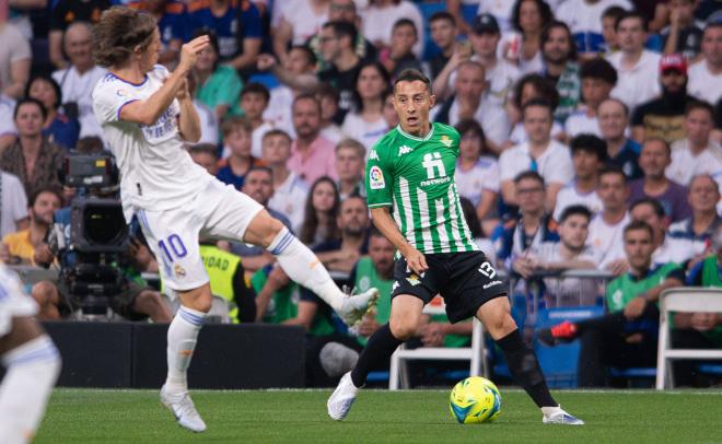 Guardado, con el balón ante Modric en el Real Madrid-Real Betis (Foto: Cordonpress).
