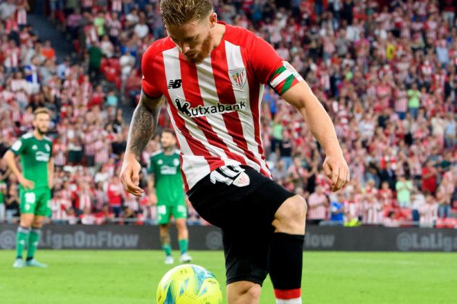 Control de balón del capitán rojiblanco Iker Muniain en San Mamés (Foto: Athletic Club).