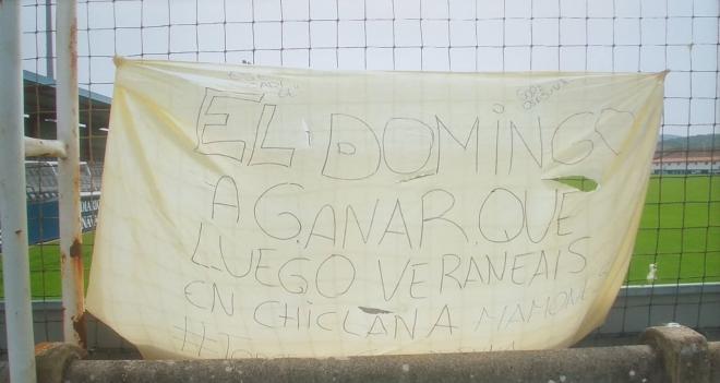 Pancarta en el entrenamiento de Osasuna. (Foto: @Daniméndez7)