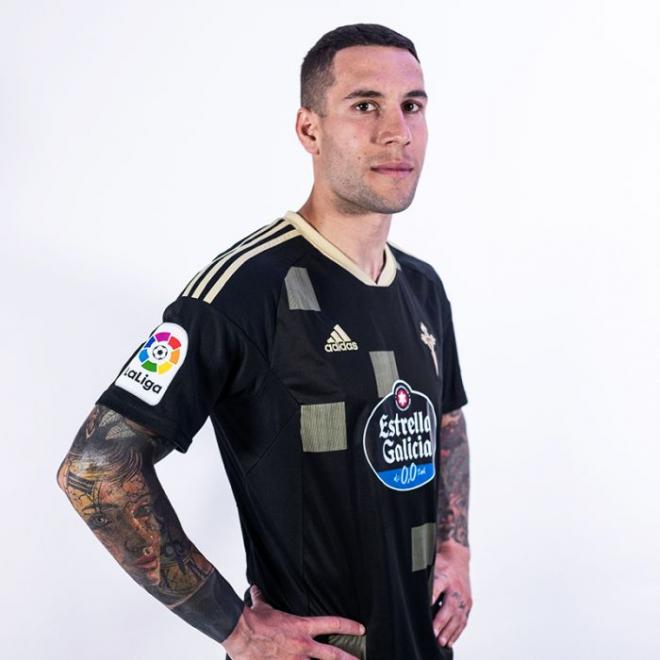Hugo Mallo con la nueva camiseta (Foto: RC Celta).