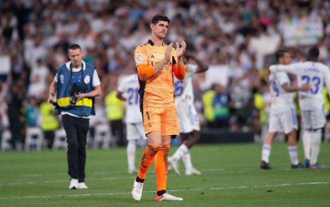 Courtois aplaude a la afición del Real Madrid tras empatar contra el Betis (Foto: Cordon Press).