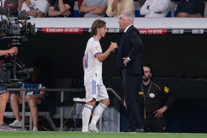 Luka Modric saluda a Carlo Ancelotti en el Real Madrid-Betis (Foto: Cordon Press).