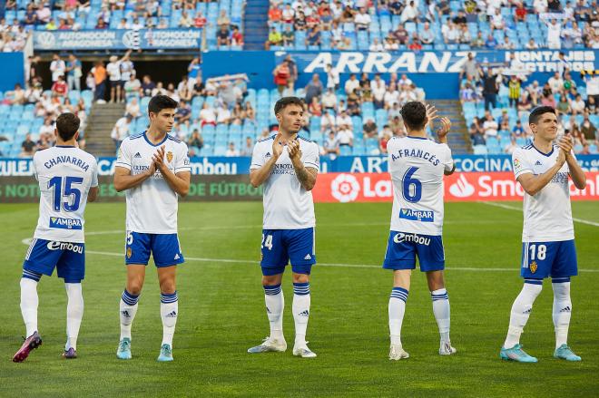 Salida al césped de los jugadores del Real Zaragoza ante el CD Lugo (Foto: Daniel Marzo).