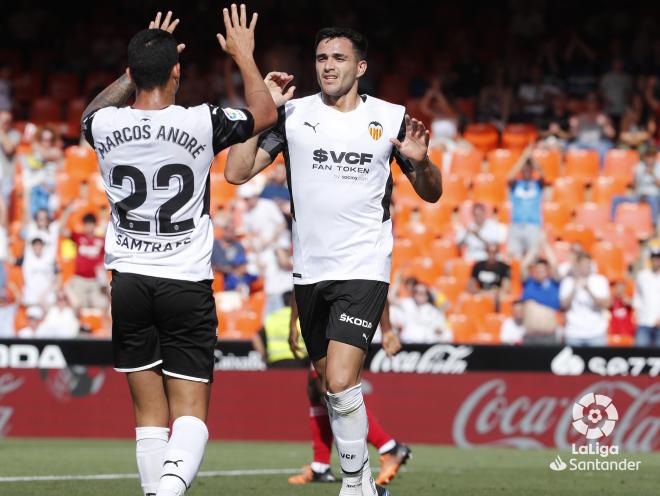 Maxi Gómez celebra con Marcos André su gol durante el Valencia-Celta (Foto: LaLiga).