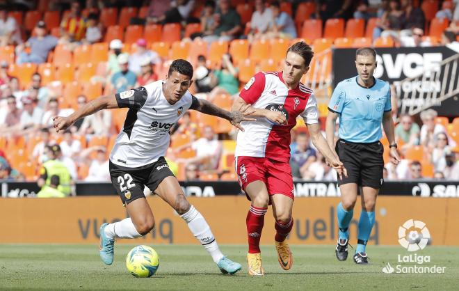 Marcos André protege ante Denis Suárez durante el Valencia-Celta (Foto: LaLiga).