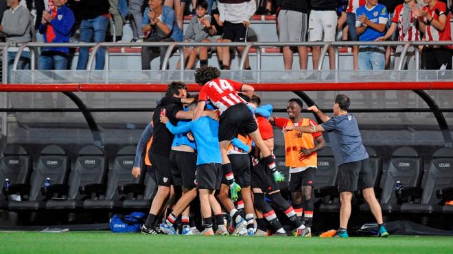 Los jugadores del Bilbao Athletic celebran la permanencia (Foto: Athletic Club)