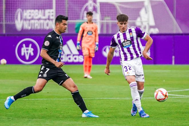 Fresneda y Miku pugnando un balón. (Foto: Real Valladolid).