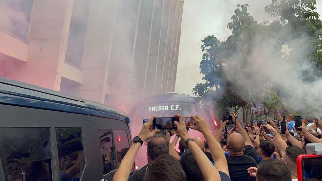 Recibimiento de la afición del Málaga al bus del equipo ante el Burgos (Foto: ElDesmarque)
