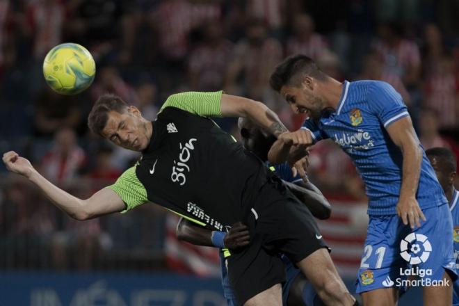 Rivera disputa un balón en el Sporting-Fuenla (Foto: LaLiga)