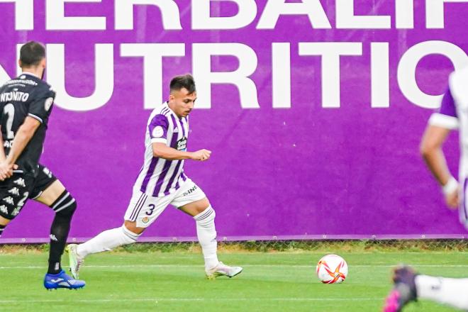Sergio Nieto a punto de golpear el balón. (Foto: Real Valladolid)