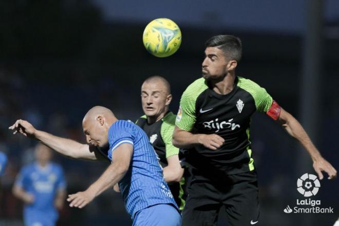 Disputa aérea de Borja López y Kravets en el Fuenlabrada-Sporting (Foto: LaLiga)