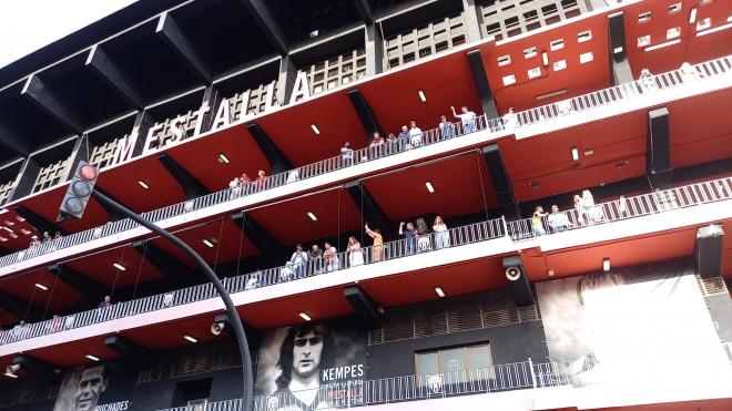 Aficionados claman contra Meriton desde el balcón de Mestalla