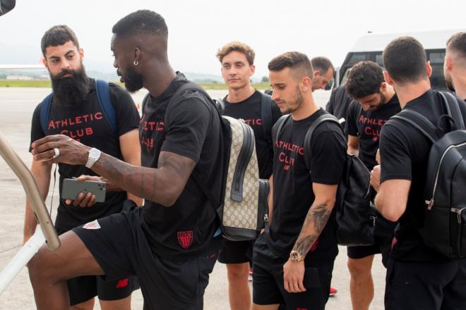 Los jugadores rojiblancos suben al avión rumbo a Sevilla en esta temporada (Foto: Athletic Club).