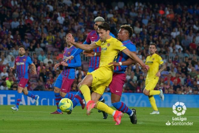 Alfonso Pedraza marca delante de Adama Traoré en el Barcelona-Villarreal (Foto: LaLiga).