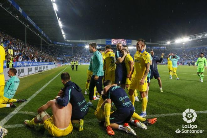 Los jugadores cadistas, celebrando la permanencia en Vitoria.