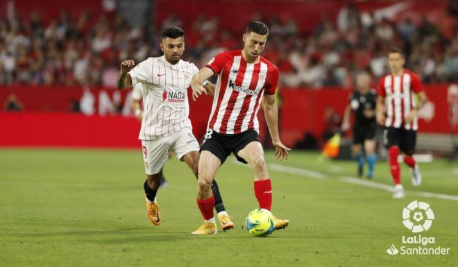 De Marcos protege el balón ante el Sevilla en el Sánchez Pizjuán (Foto: LaLiga)