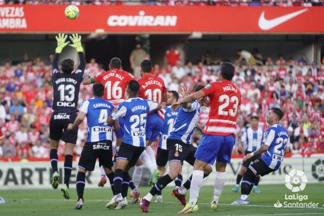 Diego López se eleva sobre el resto de jugadores para coger el balón (Foto: LaLiga).