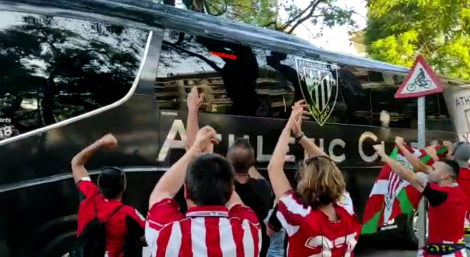 La afición del Athletic recibe al autobús del equipo en Sevilla.