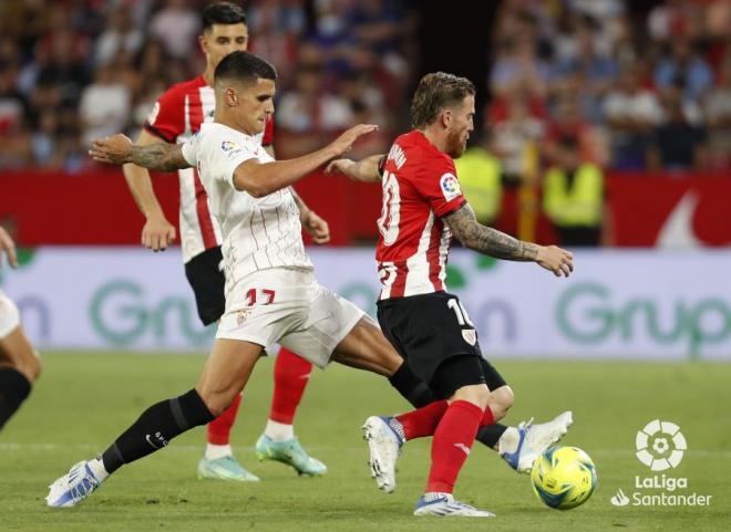 Iker Muniain dribla a Acuña en el Sevilla FC-Athletic Club que cerró la temporada 2021/22 (Foto: LaLiga).