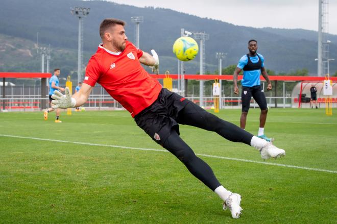 Parada del meta Unai Simón en Lezama (Foto: Athletic Club).