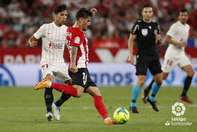 Unai Vencedor golpea el balón ante el Sevilla en el Sánchez Pizjuán (Foto: LaLiga)