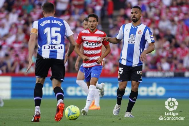 Yangel Herrera controla el balón en el Granada-Espanyol (Foto: LaLiga).