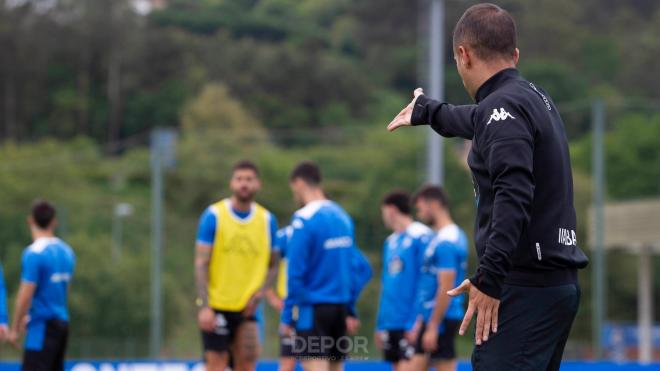 Borja Jiménez dando instrucciones a sus jugadores (Foto: RCD).