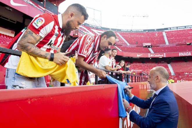 Aitor Elizegi firma un autógrafo a unos aficionados (Foto: Athletic Club).