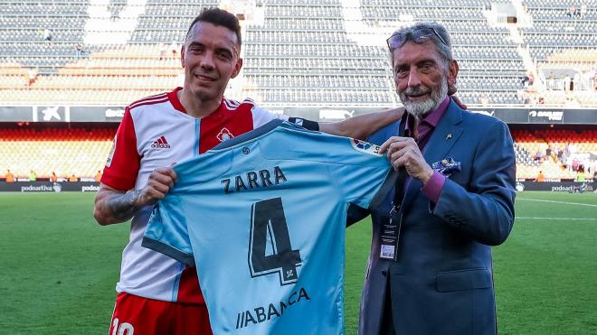 Aspas posando con una camiseta conmemorativa de su cuarto Zarra (Foto: RC Celta).