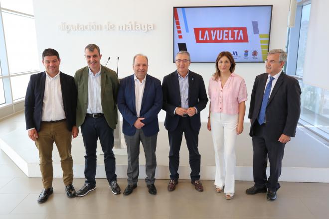 Las autoridades, en la presentación de las etapas de La Vuelta en Málaga.