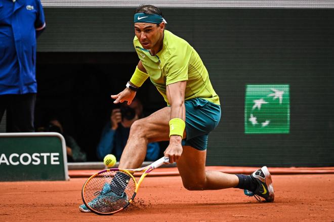 Rafa Nadal devuelve una pelota en Roland Garros (FOTO: Cordón Press).
