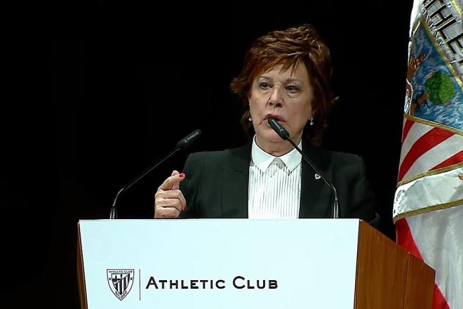 Ana Urquijo se dirige a la asamblea para la Reforma de Estatutos del Athletic Club.