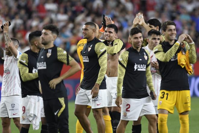 Los jugadores del Sevilla se despiden de la afición. (Foto: Kiko Hurtado).