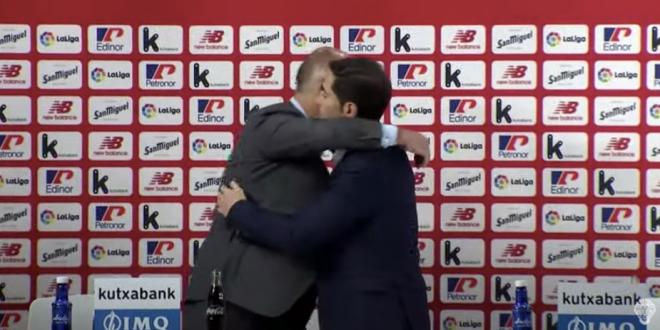 Abrazo entre Elizegi y Marcelino en su rueda de prensa de despedida del Athletic Club