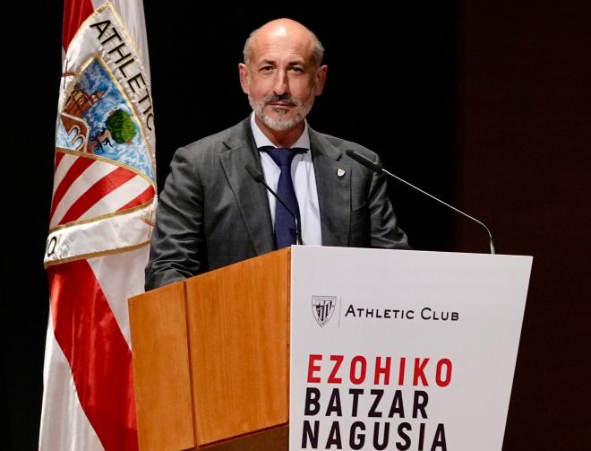 Aitor Elizegi en la asamblea para la Reforma de Estatutos del Athletic Club.