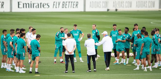 Ancelotti charla con sus jugadores en un entrenamiento del Real Madrid (Foto: Cordon Press).