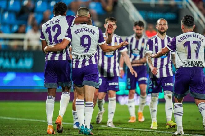 Los jugadores pucelanos, tras un gol de Shon Weissman en Ibiza (Foto: Real Valladolid).