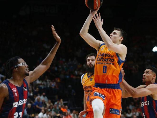Baskonia asalta la Fonteta en el primer partido de cuartos (79-80)