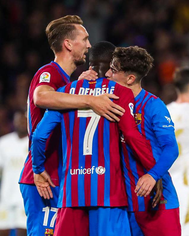 Luuk de Jong y Gavi abrazan a Dembélé (Foto: FCB).