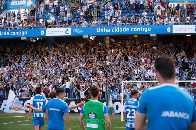 Jugadores y afición animando en Riazor tras la victoria ante Tudelano. (Foto: RCD)