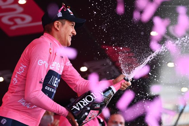 Richard Carapaz (Ineos), con la maglia rosa del Giro de Italia 2022 (Foto: Cordon Press).