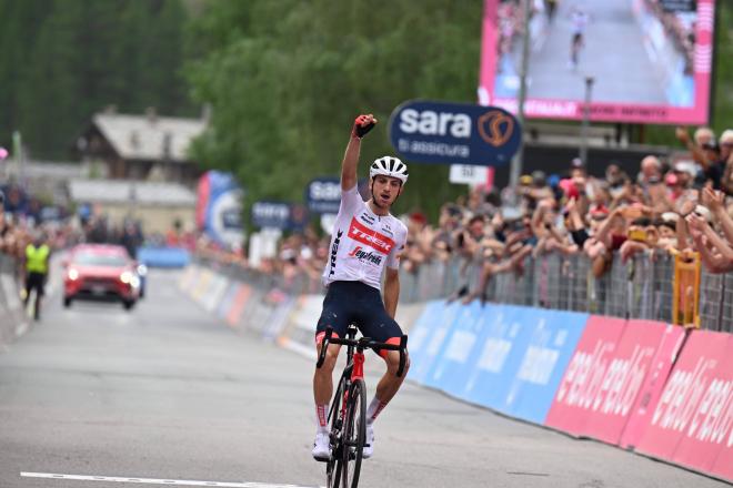 Giulio Ciccone (Trek gafredo) celebra su victoria en una etapa del Giro de Italia 2022 (Foto: Cordo
