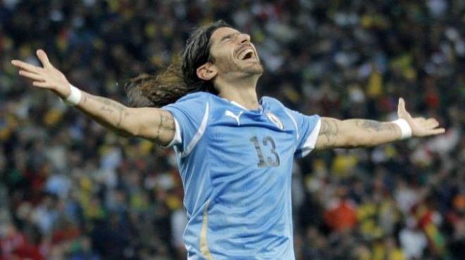 El Loco Abreu celebra un gol con la selección de Uruguay.