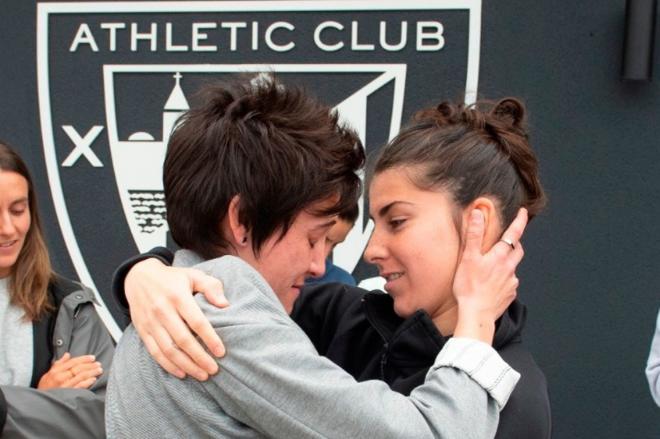 Lucía García se abraza a Erika Vázquez en el adiós al fútbol de la delantera navarra (Foto: Athletic Club).